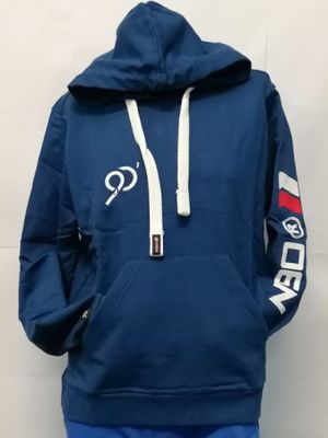 un gros plan sur une personne portant un sweat à capuche bleu et un pantalon bleu