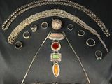 un assortiment de bijoux en argent, notamment des bagues, des colliers et des bagues