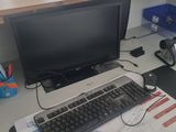 un bureau équipé d'un clavier et d'un écran