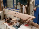un établi avec une perceuse et une table sur laquelle sont posés des outils