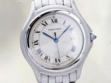 une montre-bracelet en argent avec des chiffres romains