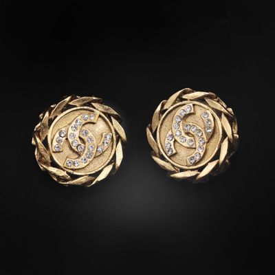 une paire de boucles d'oreilles en or serties de diamants sur fond noir