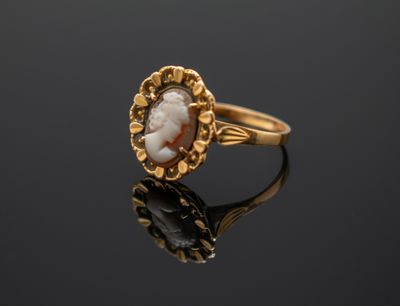 une image représentant une bague en or ornée d'un camée au centre