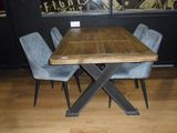 une table en bois entourée de quatre chaises dans une pièce