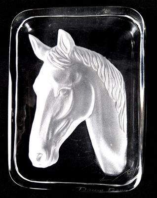 Daum Presse-papier en verre à décor de tête de cheval satiné…