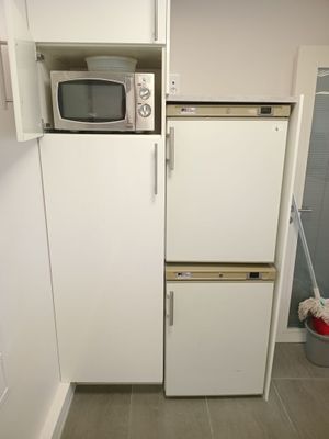 1 micro-ondes MAXIMA - 1 réfrigérateur top - 1 congélateur t…