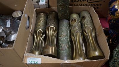 Un ensemble de trois paires de douilles d'obus travaillé dit…