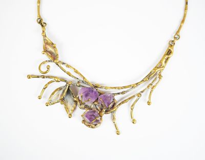 Important collier fantaisie en bronze ou laiton à décor de f…