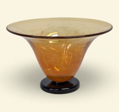 un bol en verre posé sur un socle noir