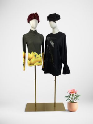 Deux mannequins se tiennent à côté d'une plante en pot