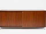 le buffet est en bois et comporte deux portes