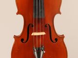 un vieux violon dont l'archet pend du manche