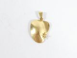 une image représentant un pendentif en forme de pomme dorée sur fond blanc