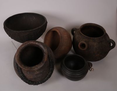de nombreux types de pots en terre cuite disposés sur une surface blanche