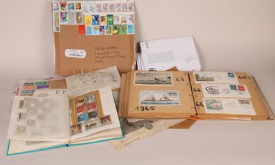 un grand nombre de timbres différents sur les pages d'un livre