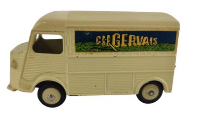 un petit camion miniature avec une pancarte sur le côté