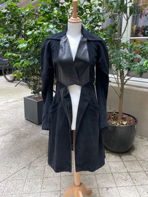 une photo d'un mannequin devant un magasin