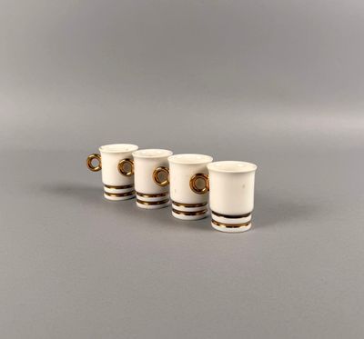 ROBJ à Paris, Suite de quatre tasses à liqueur en porcelaine…