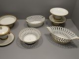 de nombreux bols et assiettes de toutes sortes exposés sur une table
