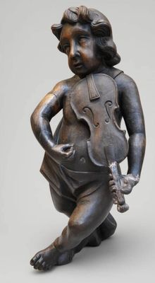 statue en bronze représentant un jeune garçon tenant un violon