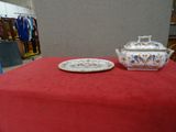 une nappe rouge sur laquelle sont posés un bol et une assiette