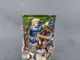 un vase sur lequel figure la photo d'un homme