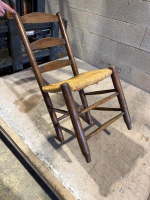 une chaise en bois posée par terre