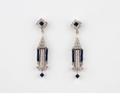 une paire de boucles d'oreilles en saphir et diamant