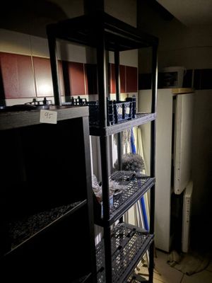 Un meuble cube IKEA. On y joint 3 étagères.