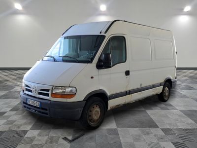 une camionnette blanche garée dans une pièce