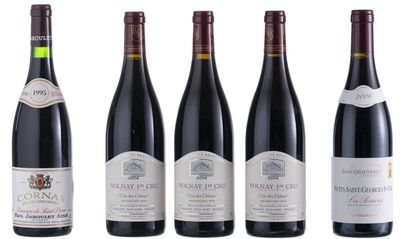 six bouteilles de vin sont alignées sur une surface blanche