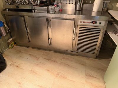 1 tour réfrigéré inox AREVALO à trois vantaux avec groupe in…