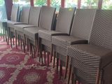 plusieurs chaises alignées