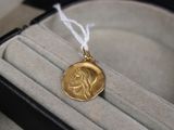 une pièce d'or représentant une femme, dans une boîte
