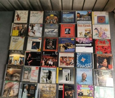 un mur recouvert de divers CD posés par terre