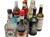 de nombreux types de bouteilles d'alcool alignés sur une table