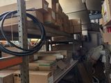 de nombreux cartons sur les étagères de l'entrepôt