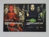 deux affiches de cinéma accrochées au mur d'une pièce