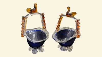deux vases bleus et dorés ornés d'oiseaux