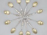 de nombreuses cuillères en argent disposées en forme d'étoile