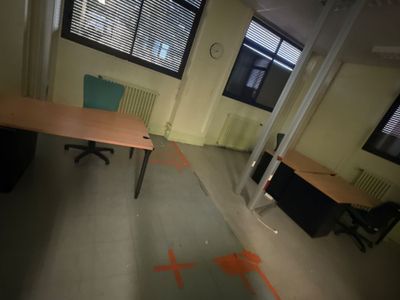 une pièce avec un bureau et une chaise