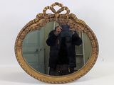 un homme se prenant en photo dans un miroir
