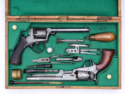 une boîte contenant tout un tas de vieilles armes à feu