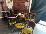 le nombre de chaises alignées dans une pièce