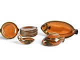 de nombreuses assiettes et bols posés les uns à côté des autres