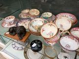 plusieurs assiettes et bols exposés dans une vitrine