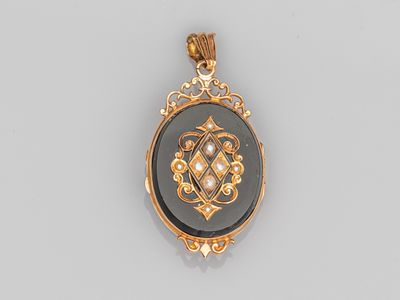 un pendentif en or et onyxine noire orné de perles