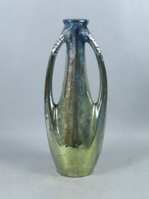 un vase en verre posé sur une table