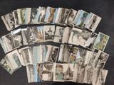 un grand nombre de cartes postales anciennes qui se trouvent sur la table
