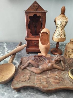 beaucoup d'objets en bois posés sur une table